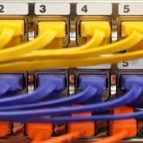En Allemagne, le secteur de la fabrication de produits informatiques, électroniques et optiques ont fortement soutenu le volume des commandes (archives). KEYSTONE/EPA/FOCKE STRANGMANN